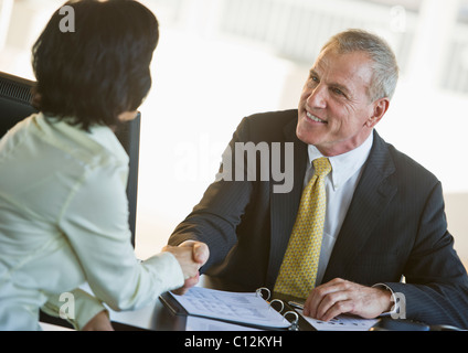 Stati Uniti d'America, New Jersey, Jersey City, imprenditrice e imprenditore stringono le mani Foto Stock