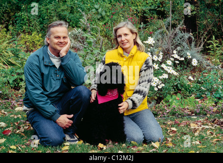 Coppia matura e PET Dog Portrait, 1989 Foto Stock