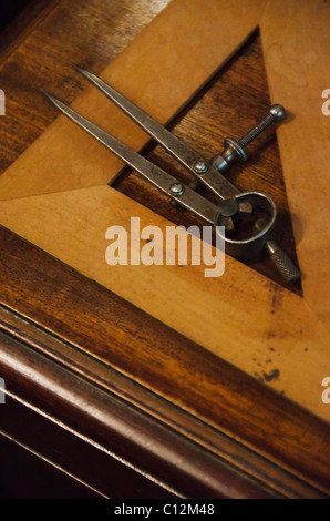 Set di antico quadrato e coppia di bussole sul tavolo di legno Foto Stock