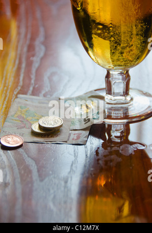 Regno Unito, Bristol, valuta britannica e la birra sul tavolo Foto Stock