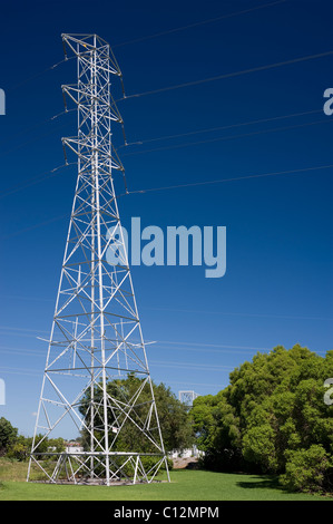 11000 volt tralicci contro ricco profondo blu cielo chiaro può raffigurare inquinamento visivo Foto Stock