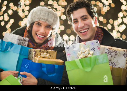 Stati Uniti d'America, New Jersey, Jersey City, felice coppia tenendo i regali di Natale Foto Stock