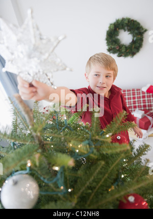 Stati Uniti d'America, New Jersey, Jersey City, ragazzo (8-9) la decorazione albero di Natale Foto Stock