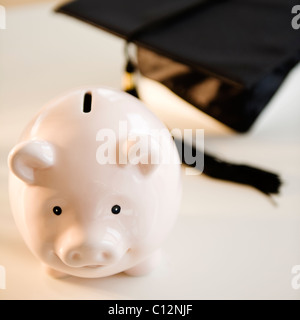 Stati Uniti d'America, New Jersey, Jersey City, vicino di salvadanaio e mortarboard Foto Stock