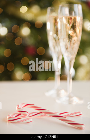 Stati Uniti d'America, New Jersey, Jersey City, Natale candy canes nei pressi di champagne Foto Stock