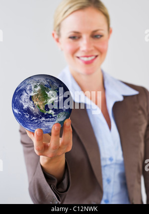 Imprenditrice holding globe Foto Stock