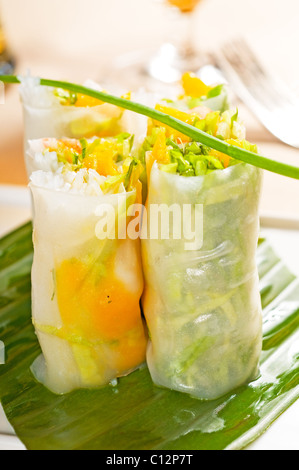 Fresche tipico stile vietnamita summer rolls,su una foglia di palma Foto Stock