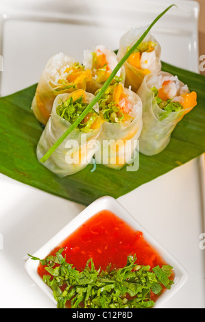 Fresche tipico stile vietnamita summer rolls,su una foglia di palma Foto Stock