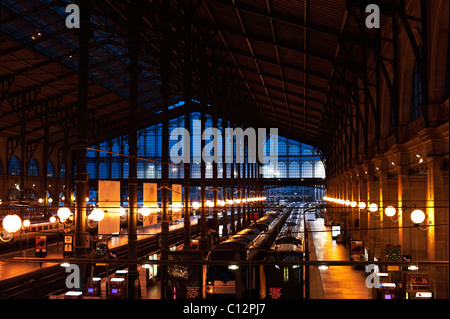 La Gare du Nord, Paris terminal Eurostar, nella luce blu prima dell'alba. Foto Stock