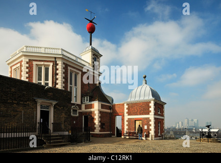 Osservatorio Reale di Greenwich, con la sfera di tempo sollevate & circa di discesa del segnale a 1PM. Foto Stock