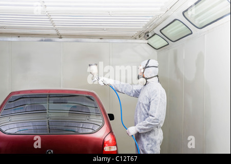 Meccanico automatico verniciatura di un auto in un garage Foto Stock