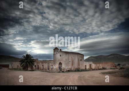 Edifici abbandonati e cielo nuvoloso Foto Stock