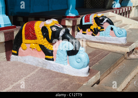 Statue di elefante in un tempio, Tirumala Venkateswara Temple, Tirumala, Tirupati, Chittoor, Andhra Pradesh, India Foto Stock
