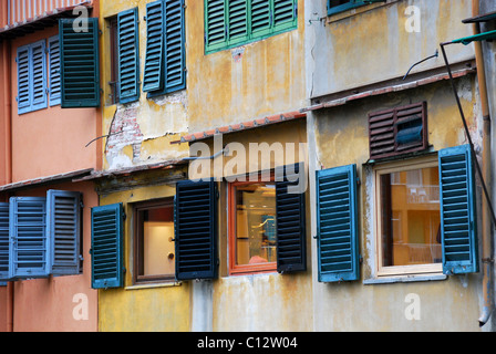 Persiane colorate sul Ponte Vecchio, Firenze, Italia Foto Stock