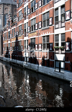 Facciate di edifici accanto al canal a Amsterdam, Olanda Foto Stock
