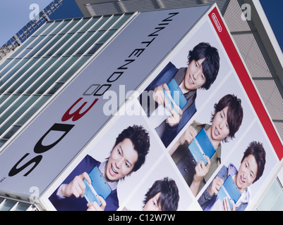 Nintendo 3DS cartelloni pubblicitari sul lato di un edificio nel centro di Osaka Foto Stock