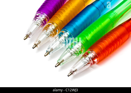 Colorato di penne a sfera isolata su sfondo bianco Foto Stock