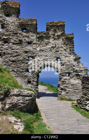 Vista dell'arcata in pietra nel castello di Tintagel, Cornwall, Regno Unito Maggio 2010 Foto Stock