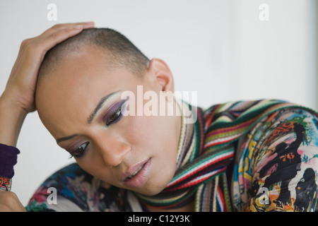 Close-up di un uomo gay che soffrono di mal di testa Foto Stock