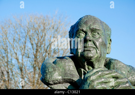 Sir Peter Scott ( busto in bronzo ) situato all'interno di Slimbridge Wildfowl & Wetlands Trust - che egli ha fondato nel 1946. Foto Stock