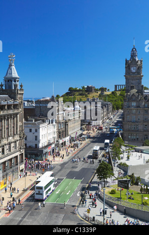 Princes Street, Edimburgo, Scozia. Vista dal monumento di Scott lungo Princes Street al Balmoral Hotel e Calton Hill. Foto Stock
