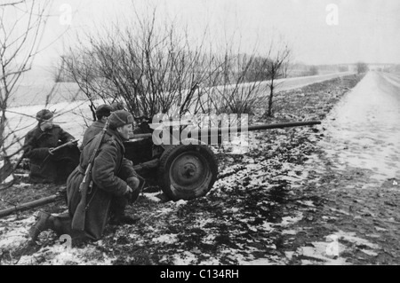 Il russo GUNNERS al di fuori di Berlino nel 1945 Foto Stock