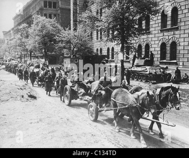 Berlino 1945 russo a cavallo il artiglieria e serbatoi in movimento attraverso la capitale tedesca Foto Stock