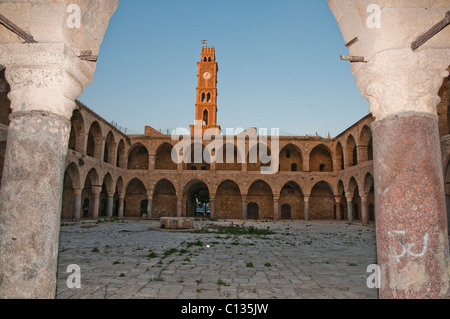 Israele, acro, la torre dell orologio e pareti del vecchio ostello Khan el Omdan come visto dal di dentro il cortile Foto Stock