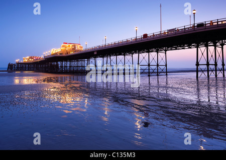 Worthing Pier illuminato al tramonto 3 Foto Stock