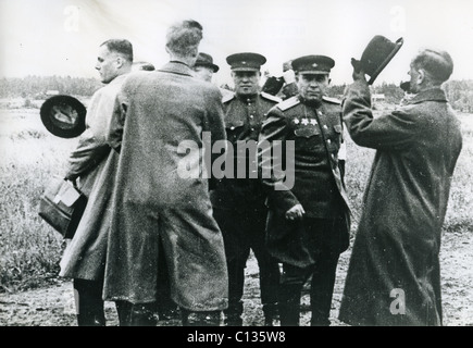 Inverno 1939-1940 guerra i rappresentanti finlandesi prepararsi al viaggio a Mosca i primi di marzo 1940 guardato da ufficiali sovietici Foto Stock