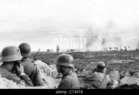 Inverno 1939-1940 guerra truppe finlandesi spotting caduta del loro artiglieria sulla posizione russa Foto Stock