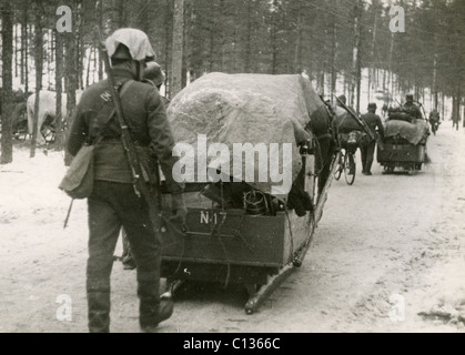 Inverno 1939-1940 guerra soldati finlandesi spostare apparecchiature con le slitte trainate da cavalli Foto Stock