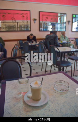 Tazza di cafe au lait latte caffè nella caffetteria lungo Boulevard Mohammed V città nuova centrale di Casablanca in Marocco Africa settentrionale Foto Stock