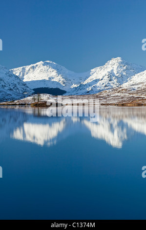 Loch Arklet, il Trossachs, Stirling, Scozia, Regno Unito. Il Arrochar Alpi sono riflesse in loch. Foto Stock