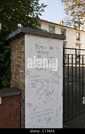 Graffiti al di fuori di registrazione di Abbey Road Studios di Londra Foto Stock