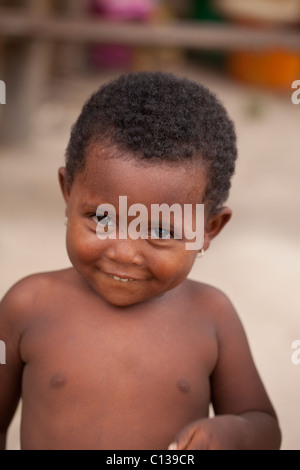 Bambine. Ifaty. Sud-ovest del Madagascar. Foto Stock