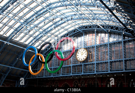 Anelli olimpici nella stazione ferroviaria internazionale di St Pancras Station di Londra Foto Stock