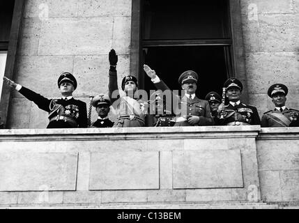 Da sinistra, ministro degli Esteri Joachim von Ribbentrop, ministro degli Esteri italiano Galeazzo Ciano, Adolf Hitler, Maresciallo di Campo Hermann Goering, Italiano generale Alberto Pariani, a Berlino, dopo la firma dell'alleanza militare, Maggio 1939 Foto Stock