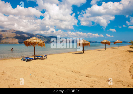 Spiaggia e lettini su Agrostoli baia vicino a Lixouri, CEFALLONIA, ISOLE IONIE, Grecia. Foto Stock