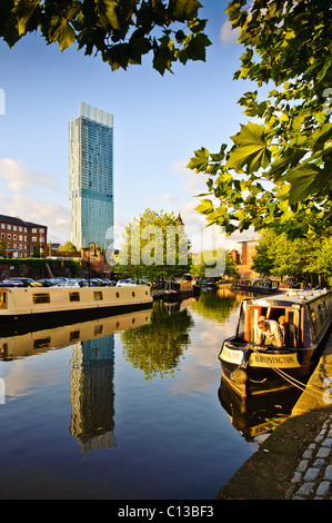 Castlefield zona del canale Manchester. Luminosa giornata soleggiata con canal e barge in primo piano Beetham Hilton hotel in background Foto Stock