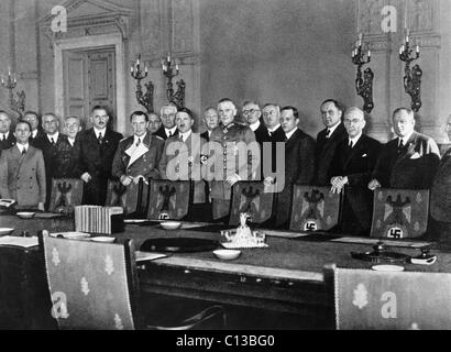 Adolf Hitler, centro; Franz von Papen, diritto di Hitler; Hermann Goering, (bianco revers); Joseph Goebbels, anteriore sinistro, 1933 Foto Stock