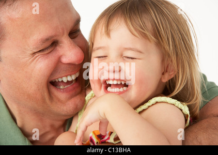 Giovane uomo detiene il bambino nelle braccia Foto Stock