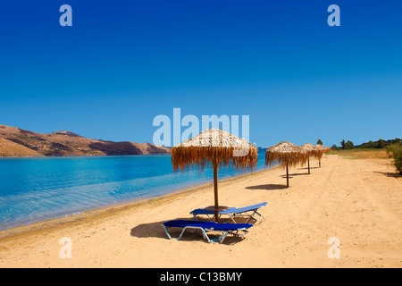 Spiaggia e lettini su Agrostoli baia vicino a Lixouri, CEFALLONIA, ISOLE IONIE, Grecia. Foto Stock