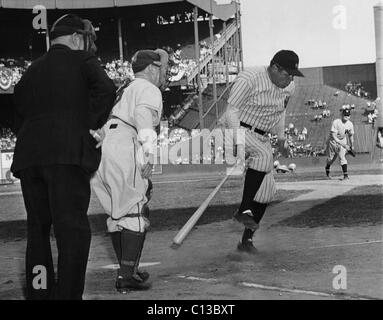 Major League Baseball. Da sinistra: ex arbitro Bill Klem, ex New York Giants catcher Roger Bresnahan, ex New York Yankees outfielder Babe Ruth, ex Washington senatori brocca Walter Johnson, guerra di baseball gioco di James Bond, Polo Grounds, New York, New York, 1943. Foto Stock