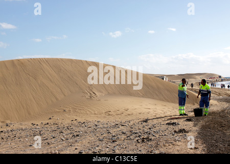 Operai entro le dune di Maspalomas. GRAN CANARIA Canary Island. Foto Stock