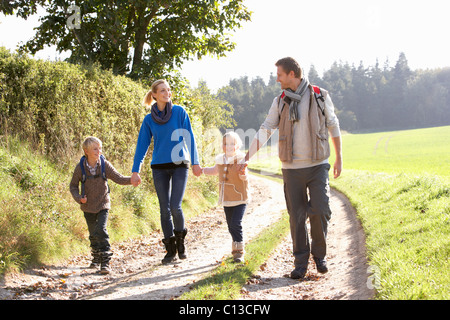 Giovane famiglia passeggiate nel parco Foto Stock