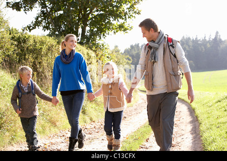 Giovane famiglia passeggiate nel parco Foto Stock