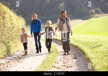 Giovane famiglia passeggiate nel parco Foto Stock