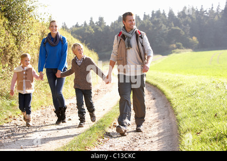 Giovane famiglia passeggiate nel parco Foto Stock