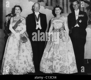 Presidente Dwight D. Eisenhower, lo stato prima di cena presso la Casa Bianca con Royal ospiti, da sinistra a destra: la Regina Elisabetta II la Regina del Regno Unito; il Presidente Eisenhower; First Lady Mamie Eisenhower; il principe Filippo, il Duca di Edimburgo; alla Casa Bianca, 18 ottobre 1957. Foto Stock